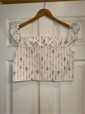 wild fable White Floral Ruffle Smocked Crop Top. Euc
